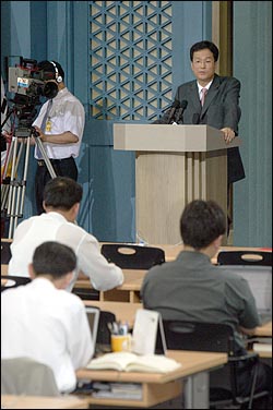 춘추관 2층 대브리핑룸에서 공식 브리핑을 하고 있는 윤태영 청와대 대변인. 요즘 이곳에서는 윤 대변인과 동아일보 기자 사이에 신경전이 한창이다. ⓒ 오마이뉴스 이종호 